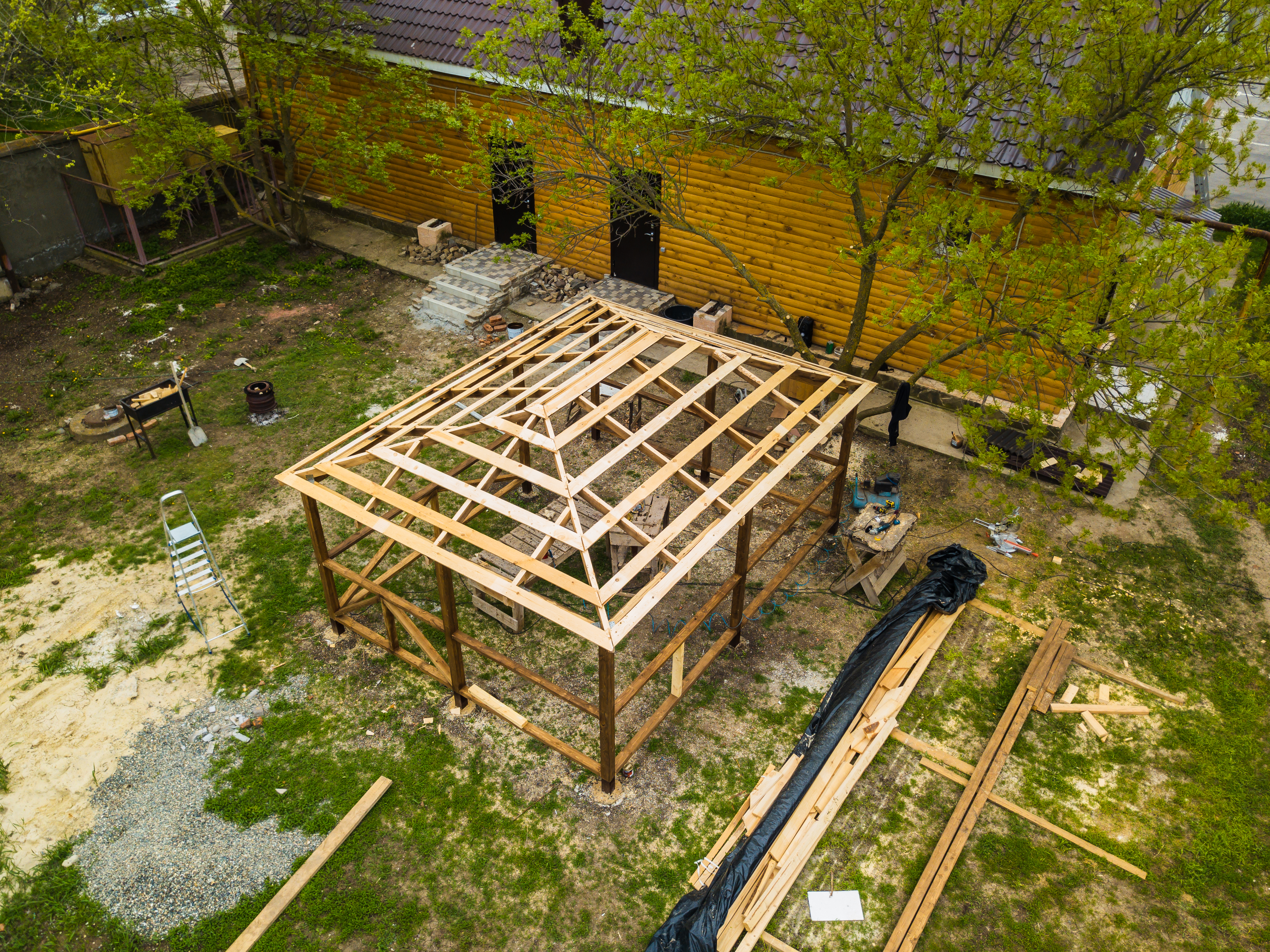 Holzfassade eines fertigen Gebäudes